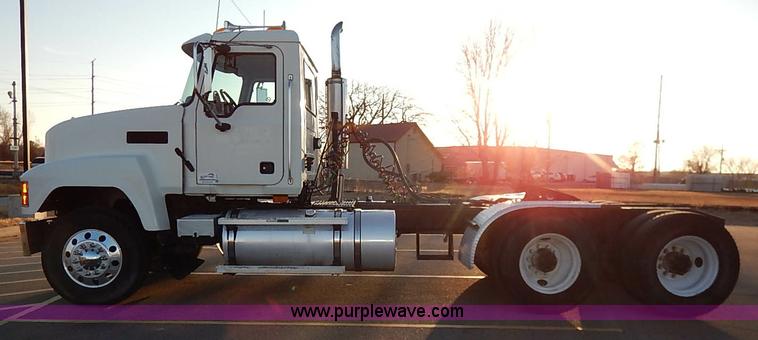 image for item I5117 2005 Mack CH613 semi truck