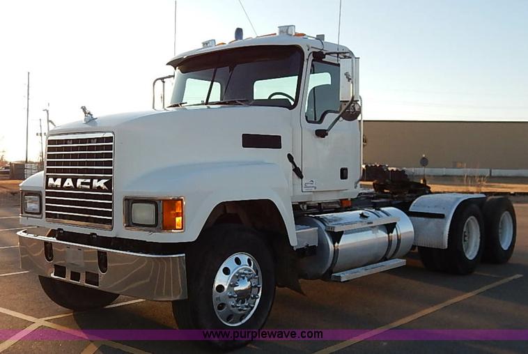 image for item I5117 2005 Mack CH613 semi truck