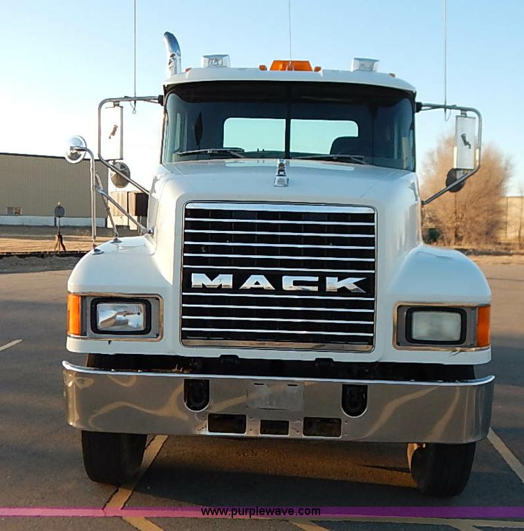 image for item I5117 2005 Mack CH613 semi truck