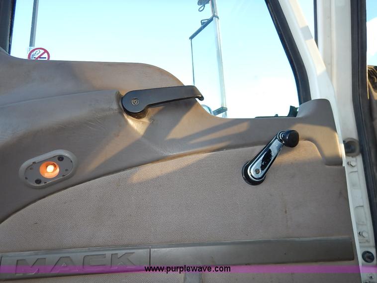 image for item I5117 2005 Mack CH613 semi truck