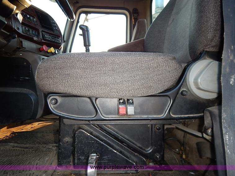 image for item I5117 2005 Mack CH613 semi truck