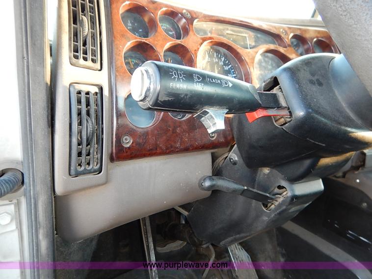 image for item I5117 2005 Mack CH613 semi truck