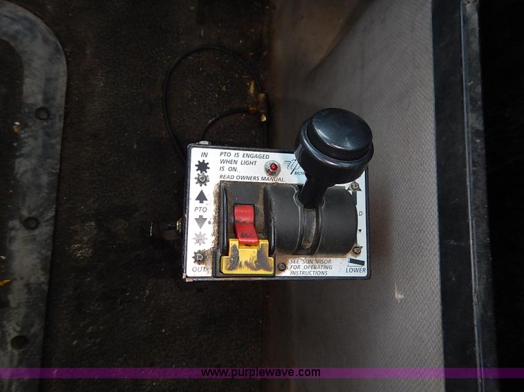 image for item I5117 2005 Mack CH613 semi truck