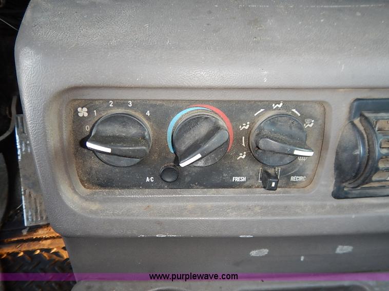 image for item I5117 2005 Mack CH613 semi truck