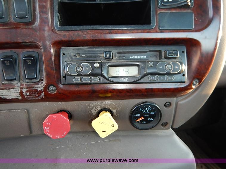 image for item I5117 2005 Mack CH613 semi truck