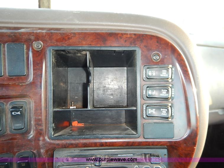 image for item I5117 2005 Mack CH613 semi truck