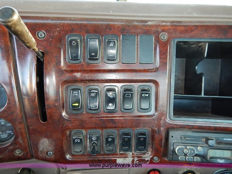 image for item I5117 2005 Mack CH613 semi truck