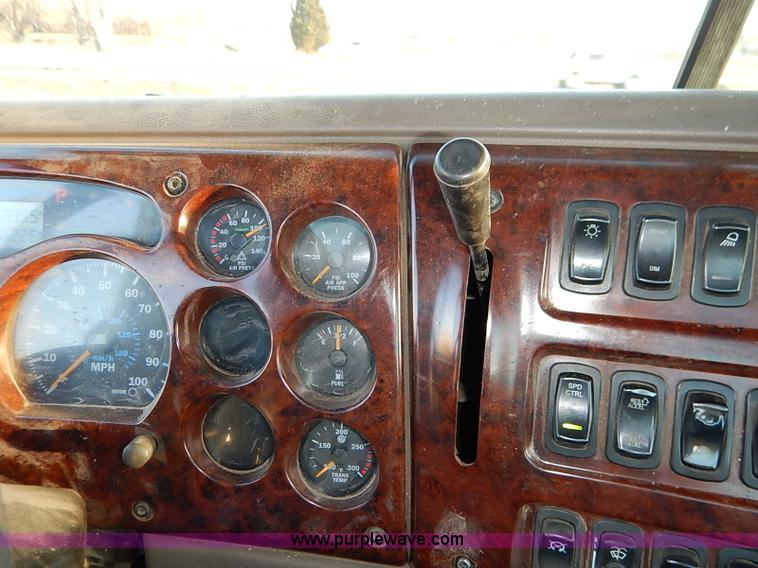 image for item I5117 2005 Mack CH613 semi truck