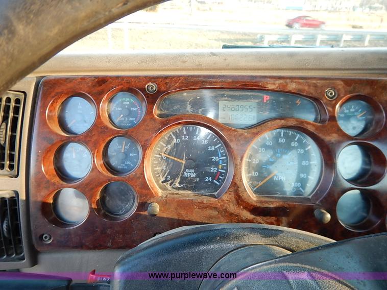 image for item I5117 2005 Mack CH613 semi truck