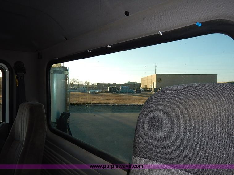 image for item I5117 2005 Mack CH613 semi truck