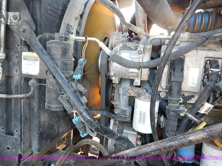 image for item I5117 2005 Mack CH613 semi truck