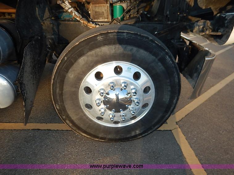 image for item I5117 2005 Mack CH613 semi truck