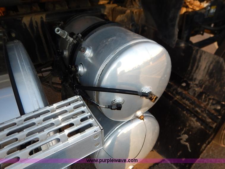 image for item I5117 2005 Mack CH613 semi truck