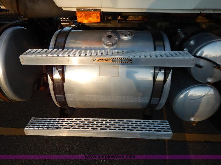 image for item I5117 2005 Mack CH613 semi truck