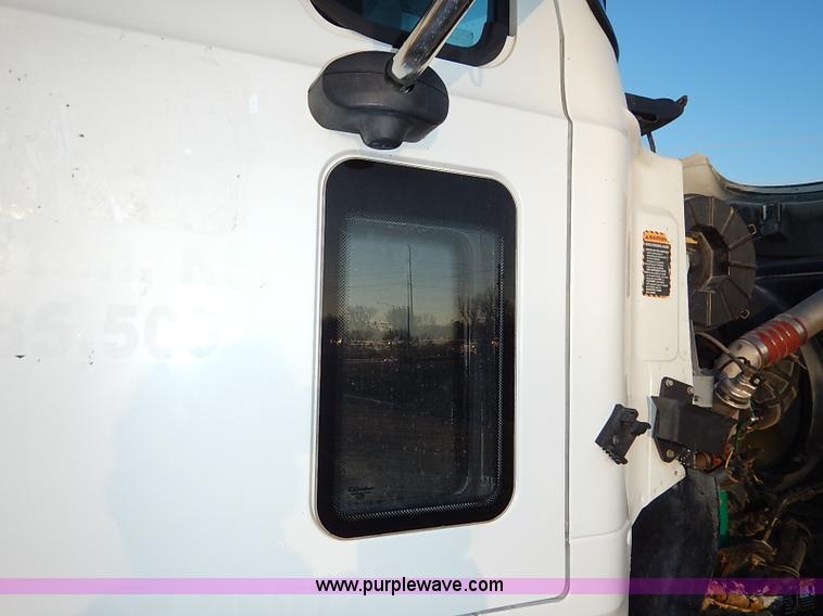 image for item I5117 2005 Mack CH613 semi truck