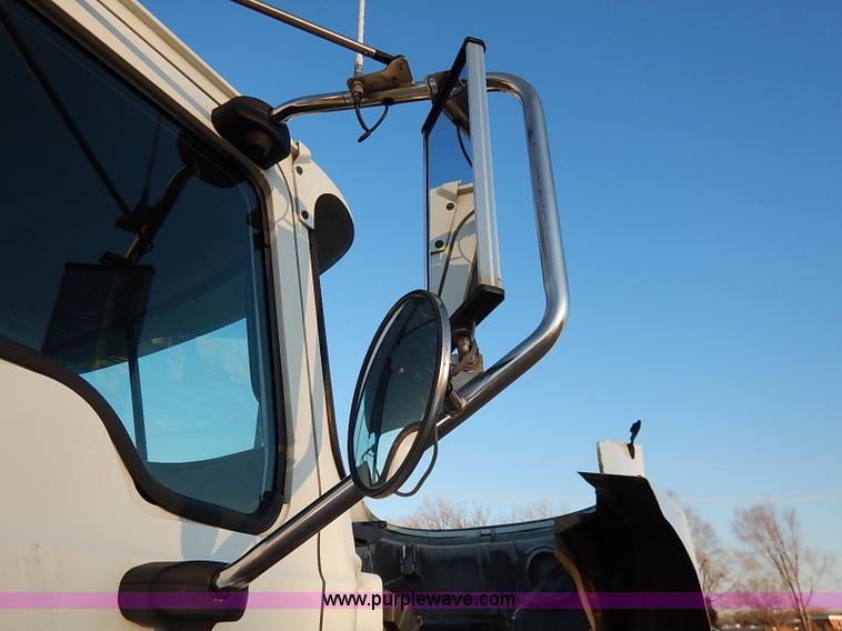 image for item I5117 2005 Mack CH613 semi truck