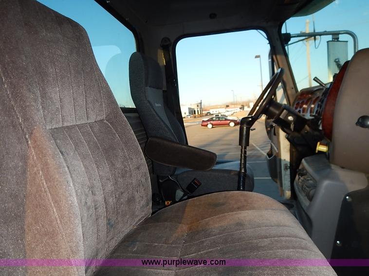 image for item I5117 2005 Mack CH613 semi truck