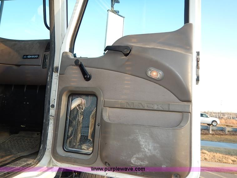 image for item I5117 2005 Mack CH613 semi truck