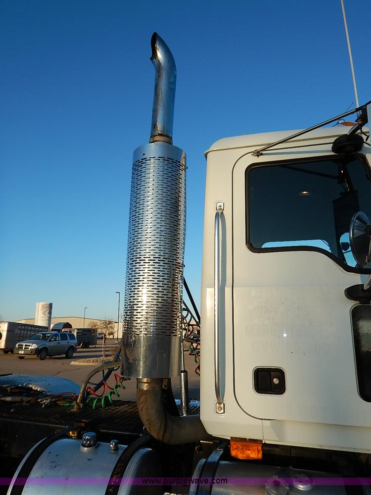 image for item I5117 2005 Mack CH613 semi truck