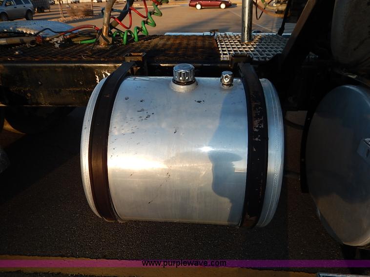 image for item I5117 2005 Mack CH613 semi truck