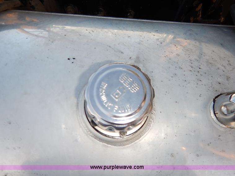 image for item I5117 2005 Mack CH613 semi truck