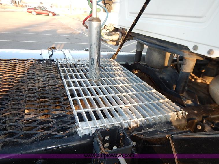 image for item I5117 2005 Mack CH613 semi truck