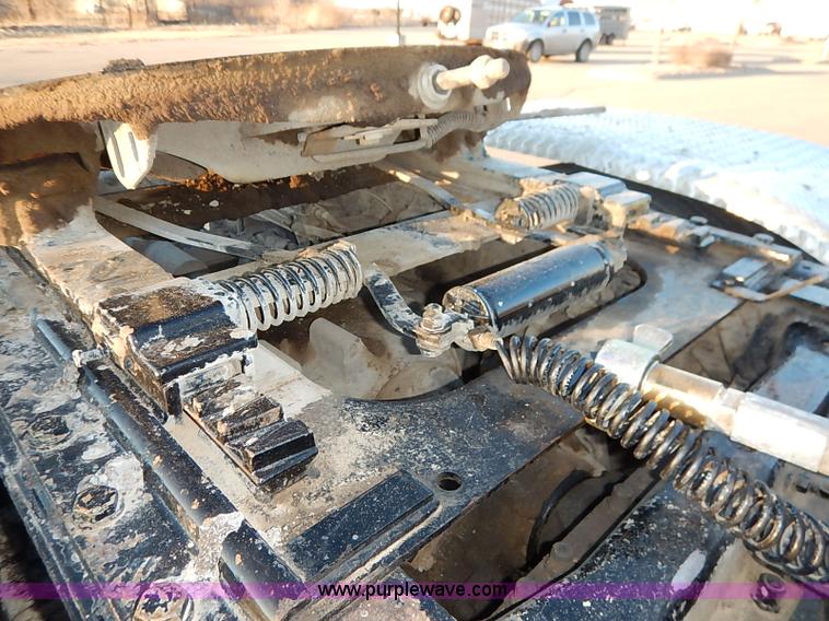 image for item I5117 2005 Mack CH613 semi truck