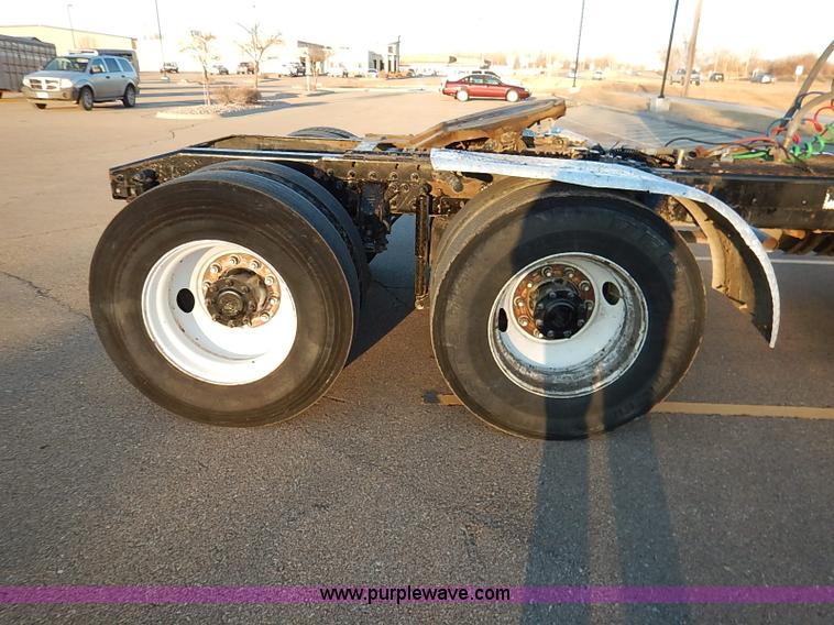 image for item I5117 2005 Mack CH613 semi truck