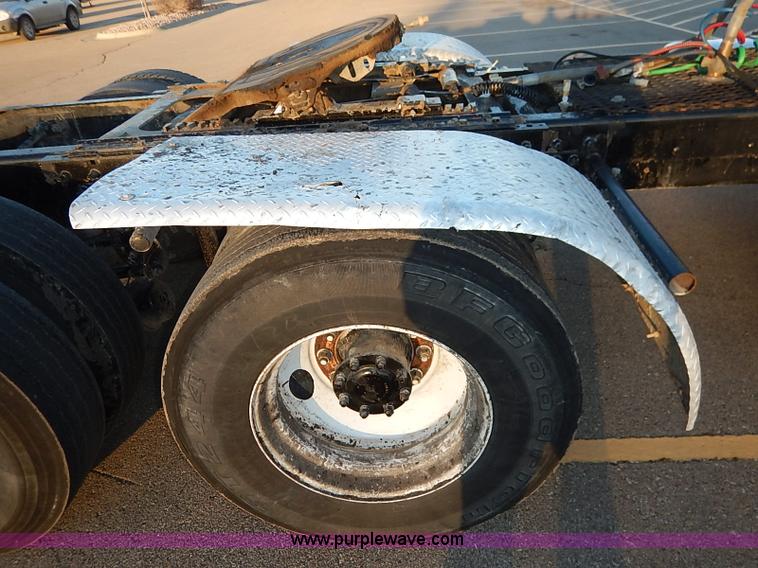 image for item I5117 2005 Mack CH613 semi truck