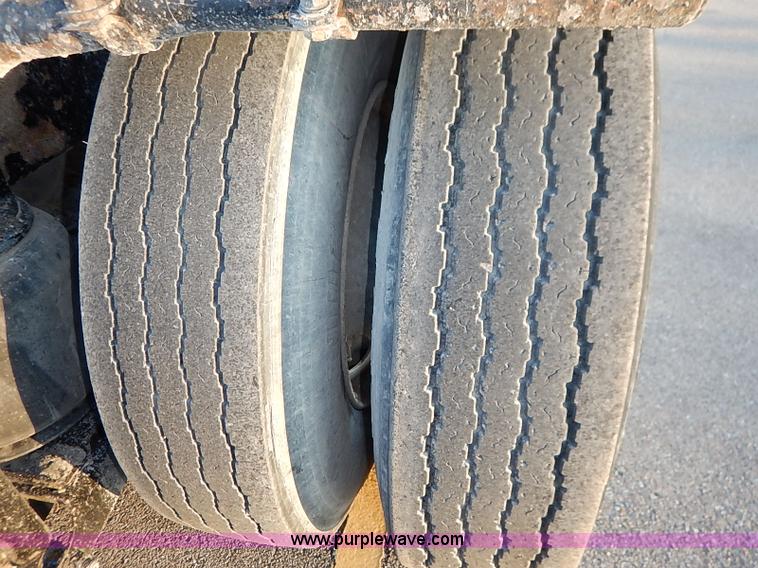 image for item I5117 2005 Mack CH613 semi truck