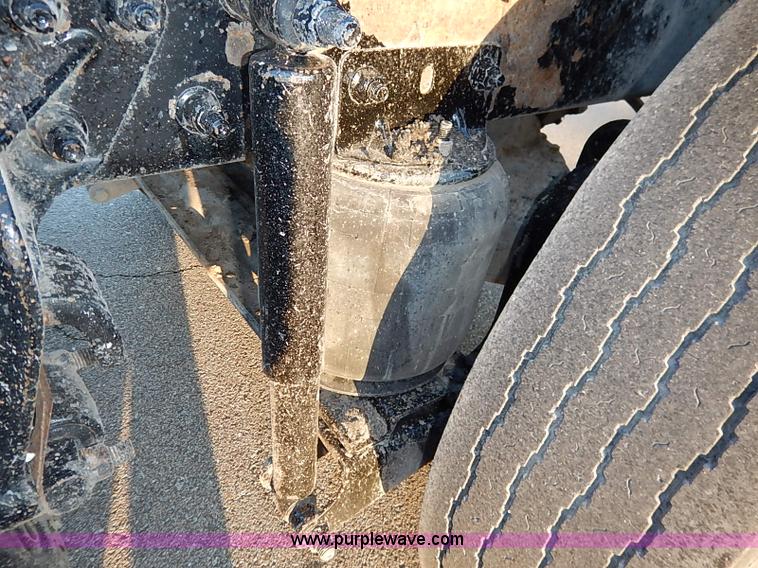 image for item I5117 2005 Mack CH613 semi truck