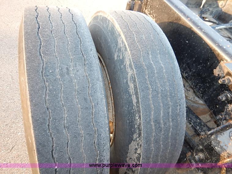 image for item I5117 2005 Mack CH613 semi truck