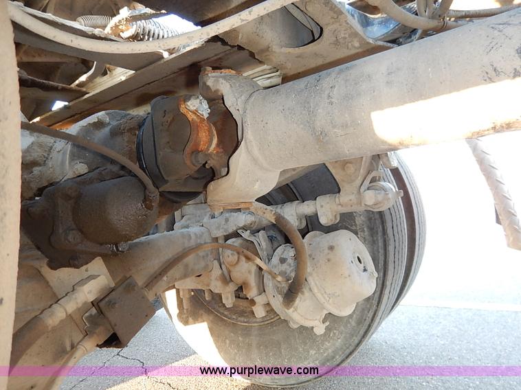 image for item I5117 2005 Mack CH613 semi truck