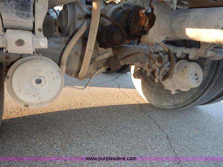 image for item I5117 2005 Mack CH613 semi truck