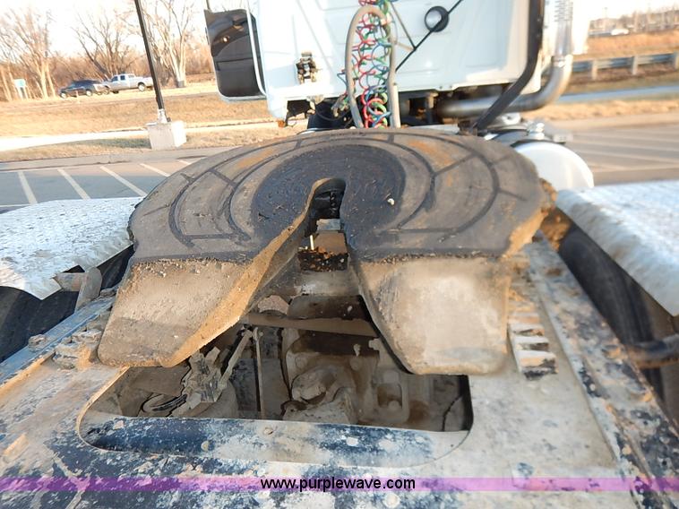 image for item I5117 2005 Mack CH613 semi truck