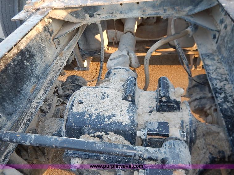 image for item I5117 2005 Mack CH613 semi truck