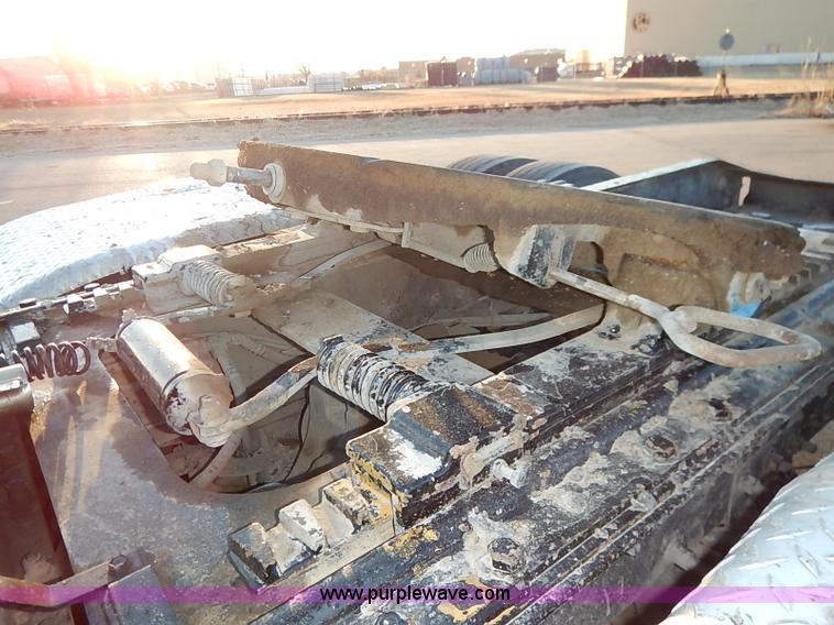 image for item I5117 2005 Mack CH613 semi truck