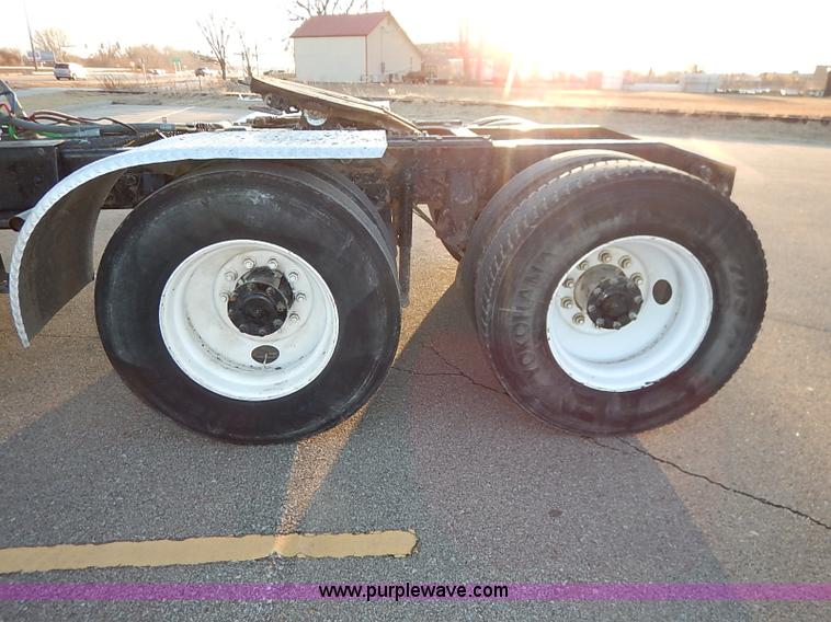 image for item I5117 2005 Mack CH613 semi truck