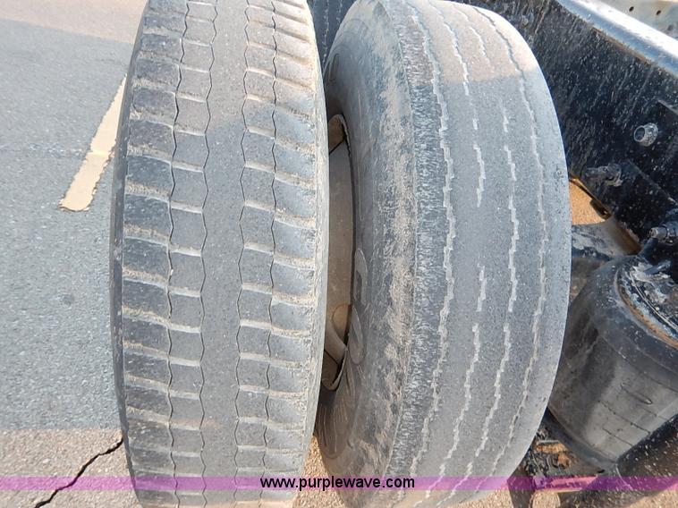 image for item I5117 2005 Mack CH613 semi truck