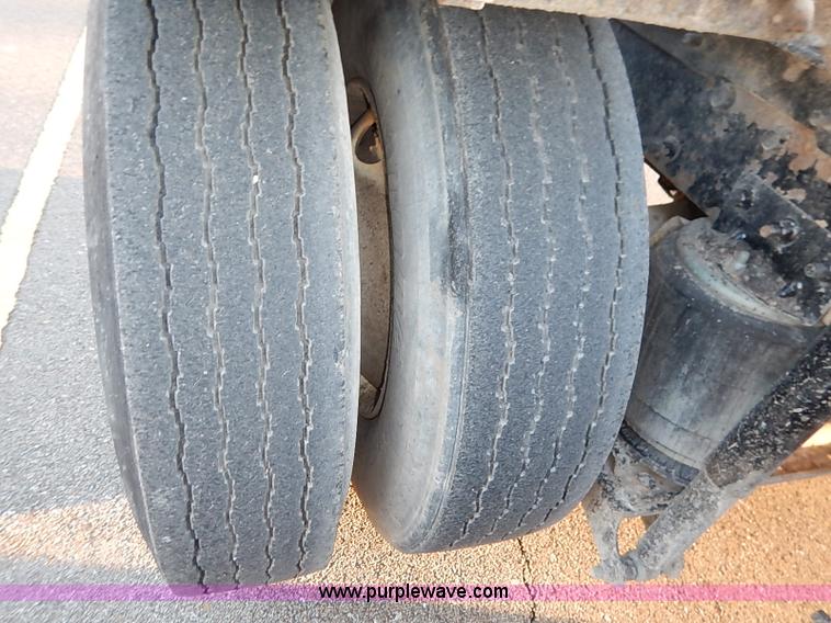 image for item I5117 2005 Mack CH613 semi truck