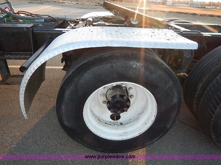 image for item I5117 2005 Mack CH613 semi truck