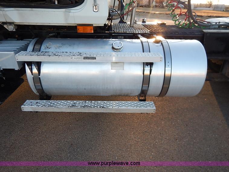 image for item I5117 2005 Mack CH613 semi truck