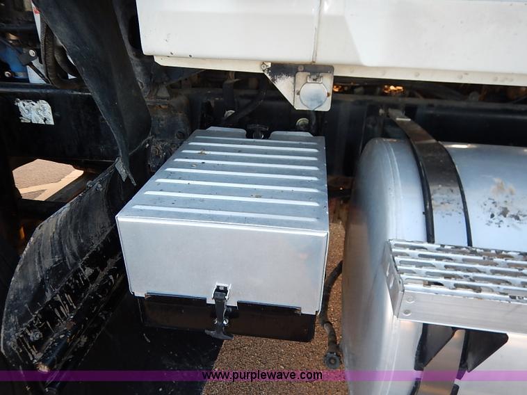 image for item I5117 2005 Mack CH613 semi truck