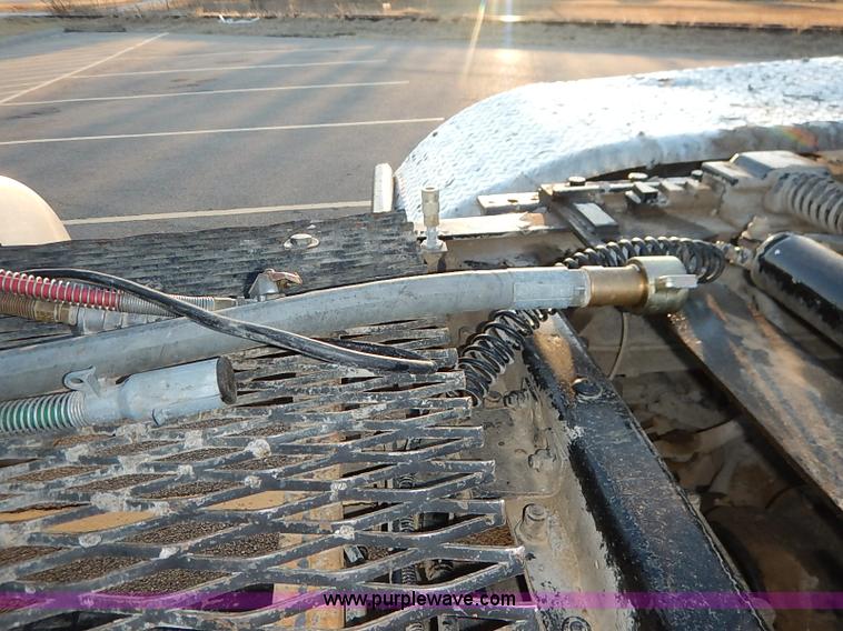 image for item I5117 2005 Mack CH613 semi truck