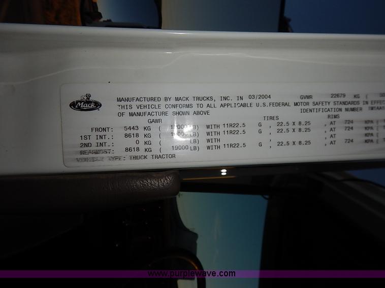 image for item I5117 2005 Mack CH613 semi truck