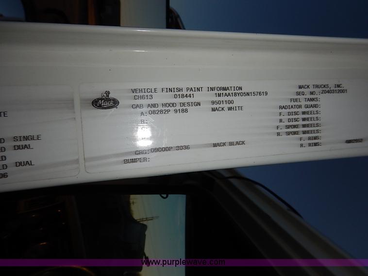 image for item I5117 2005 Mack CH613 semi truck