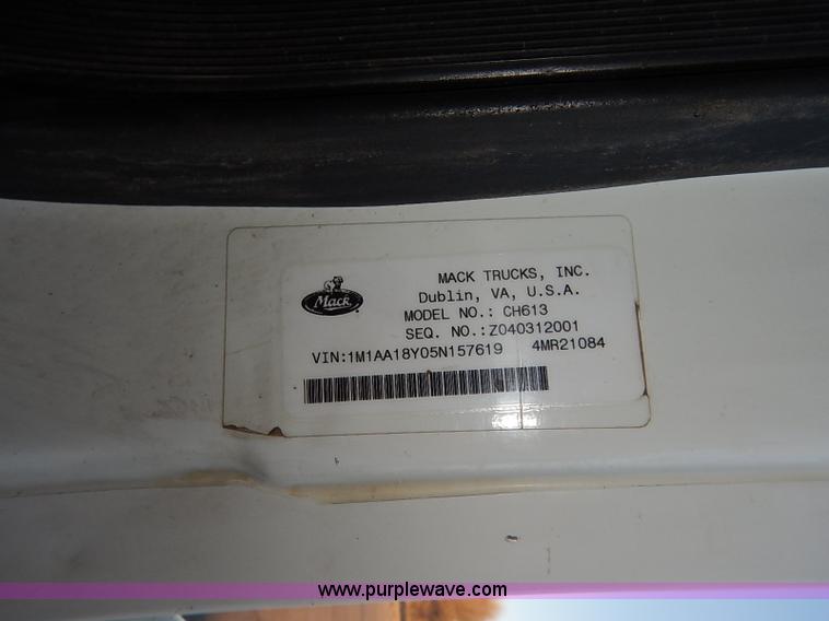 image for item I5117 2005 Mack CH613 semi truck