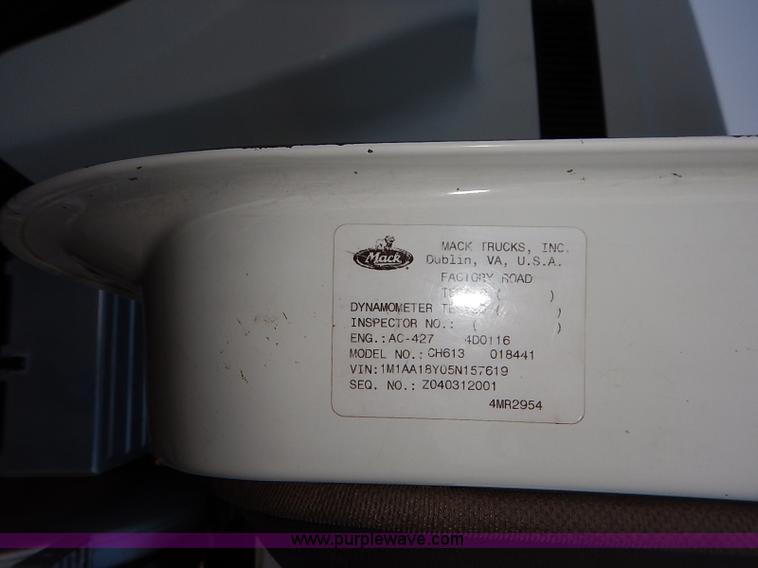 image for item I5117 2005 Mack CH613 semi truck