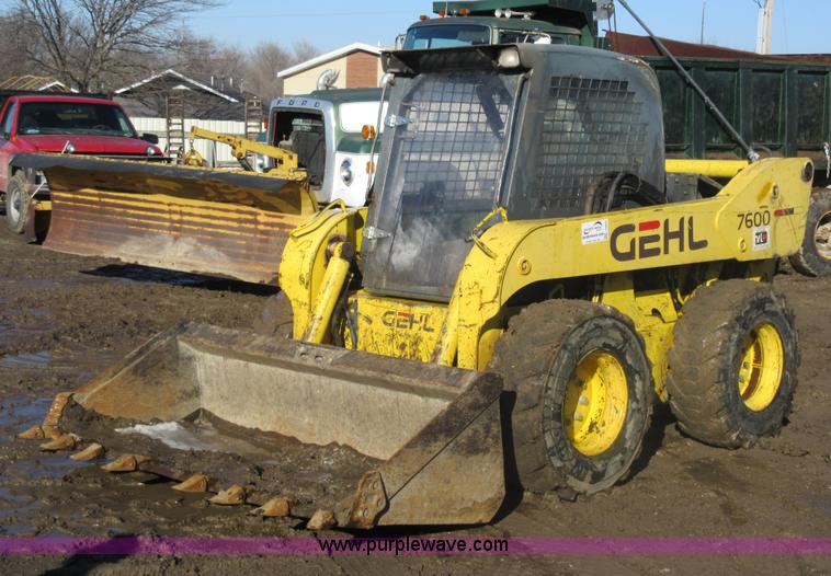 image for item I6852 2001 Gehl 7600 skid steer