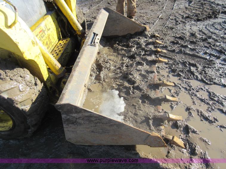 image for item I6852 2001 Gehl 7600 skid steer